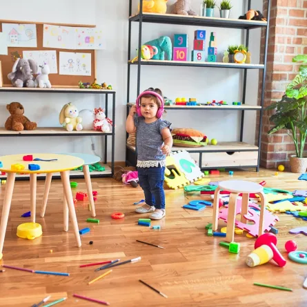 صورة لطفلة تلعب وحدها بالروضة