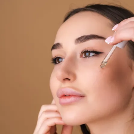 السيروم للعناية بالبشرة - الصورة من Freepik 