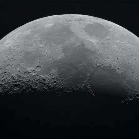 جوجل تحتفي بهبوط الهند على القطب الجنوبي للقمر - الصورة من unsplash by nicolas thomas