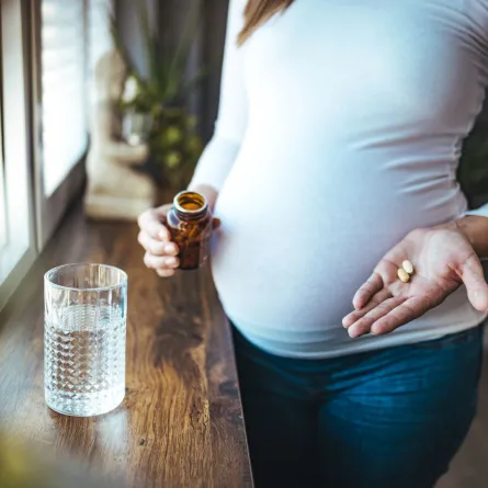 صورة تشير إلى اهتمام الحامل بالمكملات الغذائية