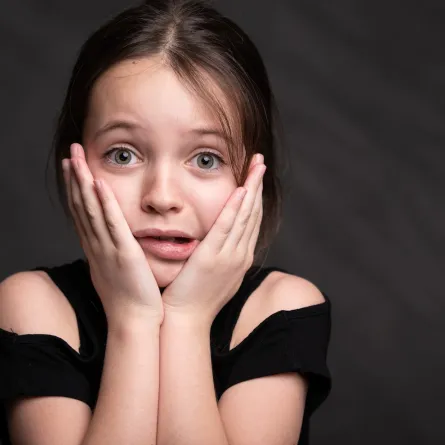 صورة فتاة خائفة