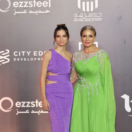 الفنانة سوسن بدر مع حفيدتها على السجادة الحمراء (مصدر الصورة: خاص بسيدتي، تصوير: يحيى أحمد)