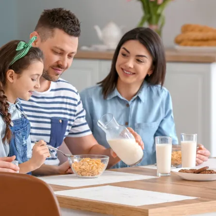 صورة تعبرعن اهتمام الأم بصحة طفلها قبل المدرسة