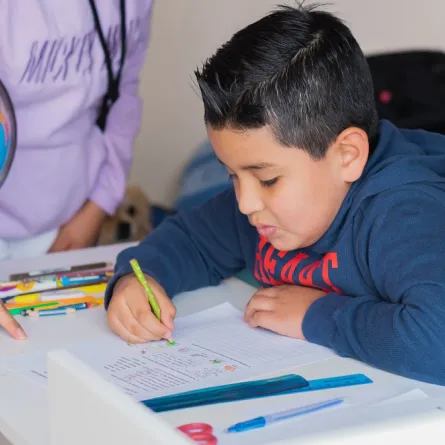 صورة لطفل ومعلمته