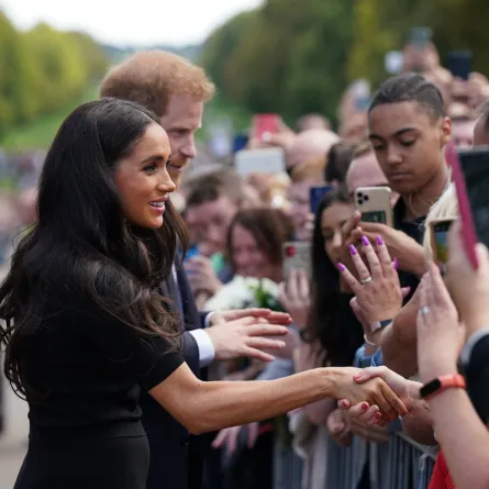 دوق ودوقة ساسكس يحيون المواطنين عند قلعة وندسور بعد مرور يومين على رحيل الملكة إليزابيث، المصدر:( KIRSTY O'CONNOR/POOL/AFP)