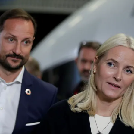 ولي العهد النرويجي الأمير هاكون وولية العهد الأميرة ميت ماريت (Crown Prince Haakon of Norway and Crown Princess Mette-Marit). مصدر الصورة: AFP / AXEL SCHMIDT
