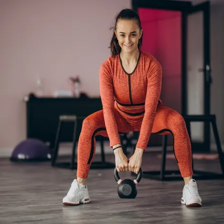 ممارسة التمارين الرياضية بانتظام والأكل الصحي يساعد في علاج أعراض القولون العصبي النفسية (المصدر: Freepik)