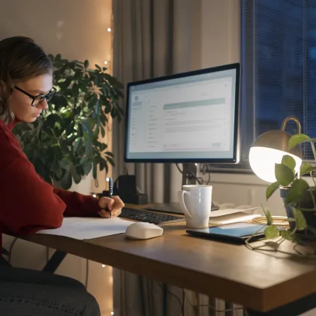 دراسة جديدة..العمل في المساء يزيد من فرص فقدان الذاكرة والضعف الإدراكي بنسبة 79% (المصدر: Freepik)