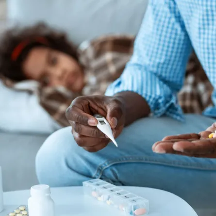 صورة تعبر عن طفل مريض يتلقى رعاية من الأب