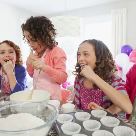 صورة أطفال في المطبخ