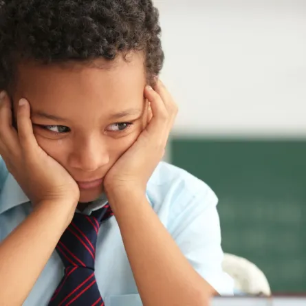 صورة طفل يحاول التركيز