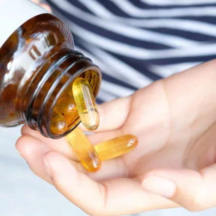 صورة امرأة تأخ المكملات