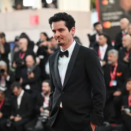 من مهرجان البندقية: داميان شازيل (Damien Chazelle). مصدر الصورة: Tiziana FABI / AFP