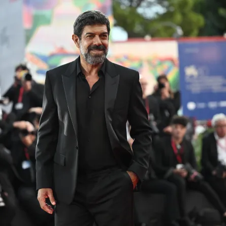   Pierfrancesco Favino بيير فرانشيسكو فافينو على السجادة الحمراء في حفل افتتاح مهرجان البندقية السينمائي    (Photo by Tiziana FABI / AFP)مصدر الصورة