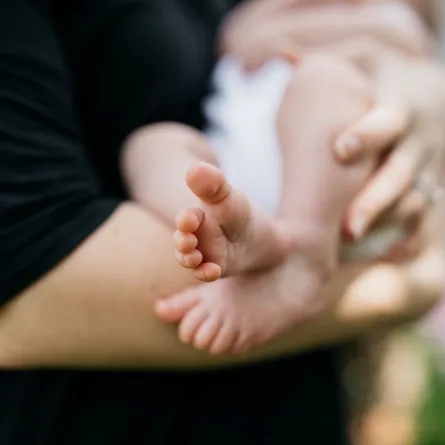 صورة أم ترضع مولودها