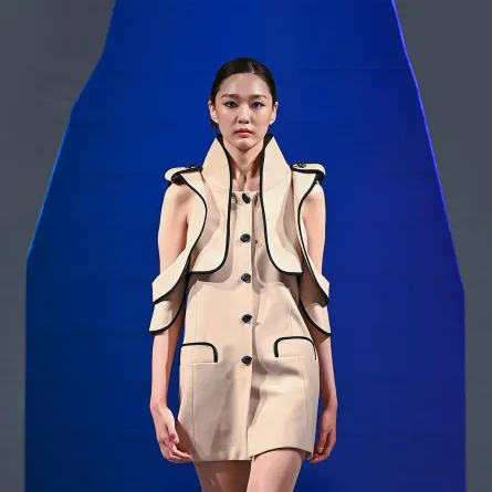 فستان قصير باللون البيج.. من لي سانغ بونغ Lie Sang Bong (الصورة من موقع Launchmetrics/Spotlight ©)