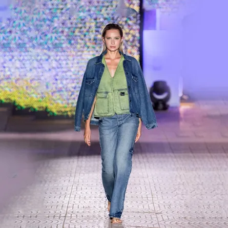 تنسيق جاكيتات دنيم للمحجبات.. من آيل Aelle (الصورة من موقع Launchmetrics/Spotlight ©)