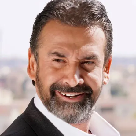 كريم عبد العزيز - الصورة من صفحته الرسمية على الفيس بوك