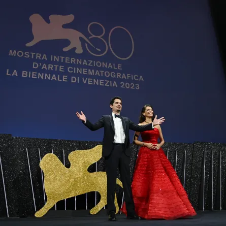 Damien Chazelleداميان شازيل و  (L) Caterina Murinoكاترينا مورينو يعلنان افتتاح مهرجان البندقية السينمائي 80 (Photo by GABRIEL BOUYS / AFP)