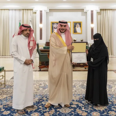 تكريم ممرضة سعودية أنقذت حياة أسرة كاملة تعرضت لحادث سير - الصورة من حساب إمارة منطقة الجوف على منصة إكس