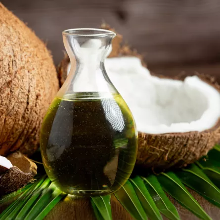 زيت جوز الهند لعلاج القشرة - الصورة من Freepik 