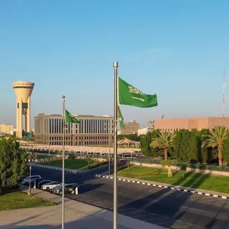 مباني ومعالم تبوك تتوشح باللون الأخضر احتفالا باليوم الوطني السعودي الـ93 - الصورة من واس