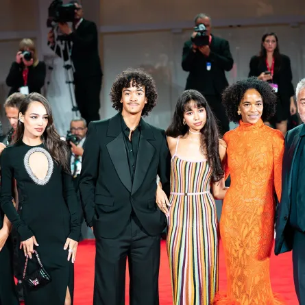 من اليسار المخرج والمنتج الفرنسي لوك بيسون، يقف مع زوجته فيرجيني بيسون-سيلا، وأولاده ثاليا بيسون، ماو بيسون، ساتين بيسون، وشانا بيسون على السجادة الحمراء لفيلم "Dogman" 