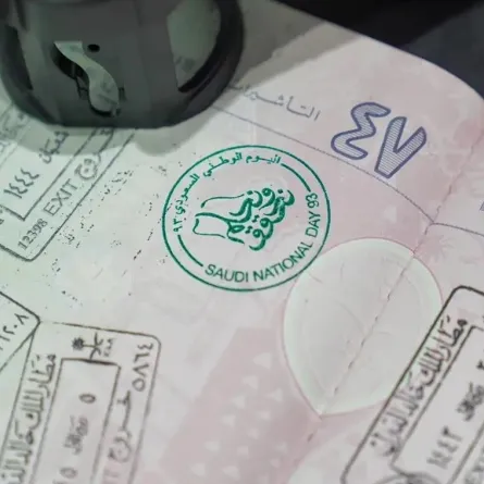 الجوازات السعودية تطلق ختما خاصا بمناسبة اليوم الوطني السعودي 93 - الصورة من واس