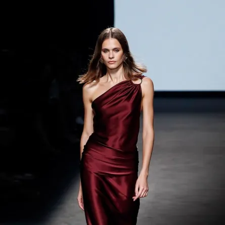 موديلات فساتين ماكسي حرير من إيزابيل سانشيس Isabel Sanchis (الصورة من موقع Launchmetrics/Spotlight ©)