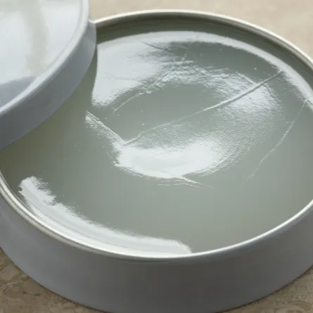 للفازلين استخدامات جمالية عديدة- (مصدر الصورة: موقع envato)