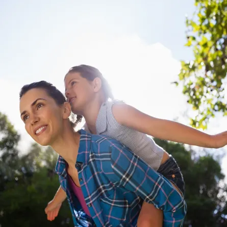 صورة أم مع ابنتها