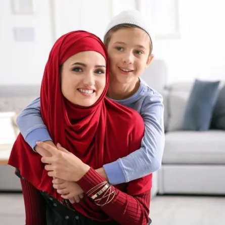 صورة لطفل متعلق بوالدته