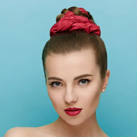 تسريحة كعكة الشعر المرفوعة