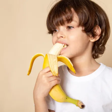 صورة لطفل يتناول الموز