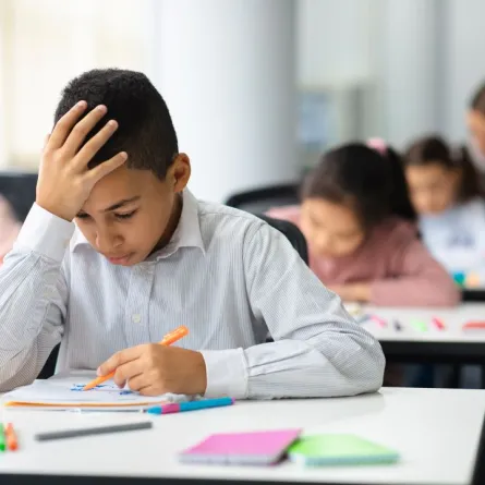 صورة لطفل يعاني من صداع في الفصل