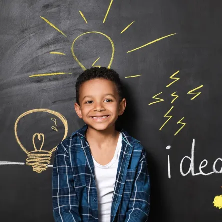 صورة لطفل سعيد بموهبته وتميزه