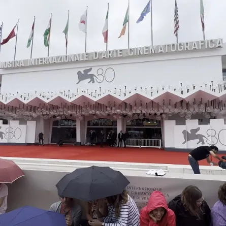 يوميات سيدتي في فينيسيا| عيشوا تجربة فينيسيا السينمائية بأنفسكم في جولة بصحبة مشاهير السينما 