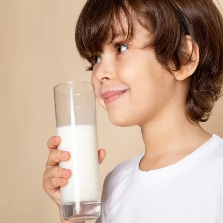 صورة لطفل يتناول الحليب