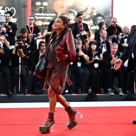 ميشيل لامي بإطلالة غير تقليدية في مهرجان البندقية السينمائي- (مصدر الصورة: GABRIEL BOUYS AFP)