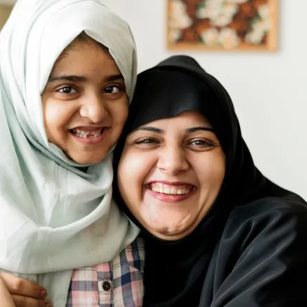 صورة لأم تحتضن طفلتها