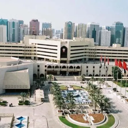 بلدية أبوظبي تنجز الأتمتة والأرشفة الإلكترونية لملفات القطاعات بنسبة 100%. الصورة من wam