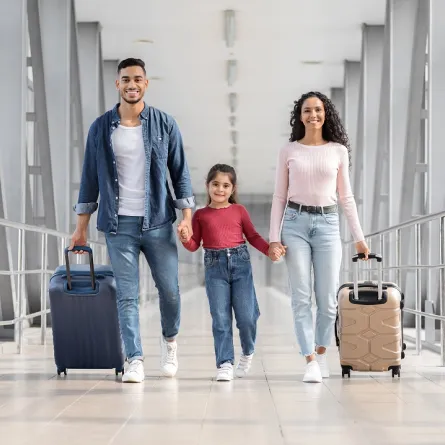 صورة لعائلة تستعد للسفر