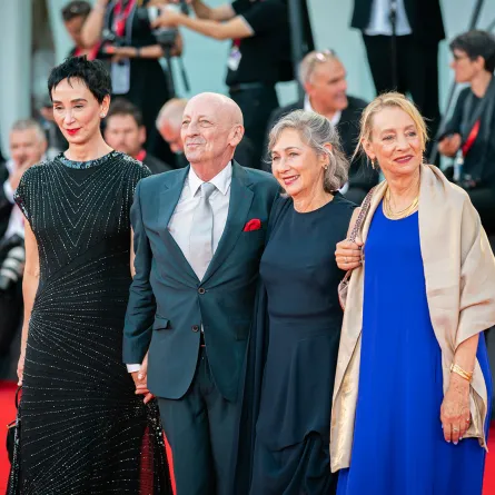 من اليمين جيمي بيرنشتاين ومينا بيرنشتاين وأليكس بيرنشتاين ضمن فعاليات السجادة الحمراء لعرض فيلم " Maestro"- الصورة خاصة بـ"سيدتي"- تصوير- يوسف بوهوش