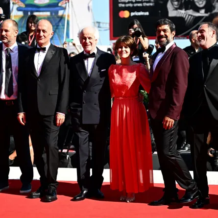 سيلفيا سالفاتوري، توني سيرفيلو (الرابع من اليسار)، جيانماركو فرانشيني (يسار)، ستيفانو سوليما (الثالث من اليسار)، بييرفرانشيسكو فافينو (الثالث على اليمين)، أدريانو جيانيني (على اليمين) وفاليريو ماستاندريا (الثاني على اليمين). (Silvia Salvatori, Toni Servillo (4thL), Gianmarco Franchini (L), Stefano Sollima (3rdL), Pierfrancesco Favino (3rdR), Adriano Giannini (R) and Valerio Mastandrea (2ndR)). مصدر الصورة:  GABRIEL BOUYS / AFP