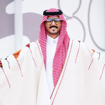 الممثل والإعلامي السعودي محمد الشهري في مهرجان فينيسيا السينمائي الدولي الـ80 لعام 2023 على السجادة الحمراء بزي سعودي 
