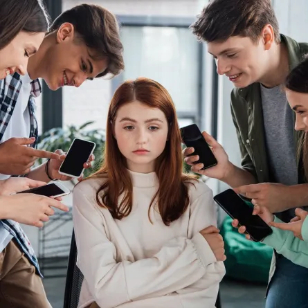 صورة لطالبة يتنمرون عليها