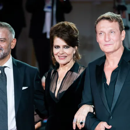 الممثلة الفرنسية فاني أردانت تتوسط الممثل الألماني أوليفر ماسوتشي (من اليمين) والممثل الإيطالي فورتوناتو سيرلينو (من اليسار)- تصوير يوسف بوهوش