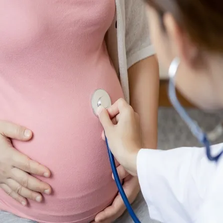 صورة لطبيب يفحص امرأة حامل