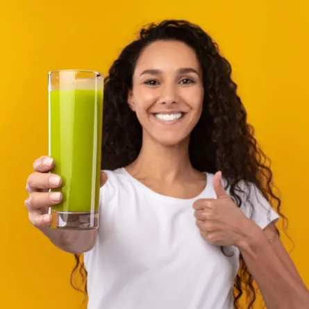 صورة امرأة تشرب العصير