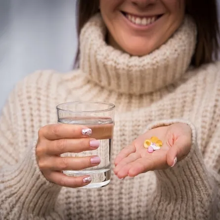 صورة لامرأة تحمل مكملات الأوميغا 3